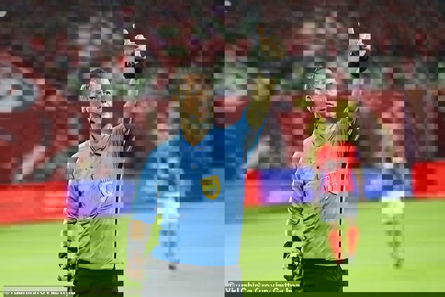 از گرفتن پیراهن رونالدو تا فحش اسپانیایی به سوارز!