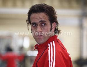 علی کریمی در بلوچستان مدرسه میسازد