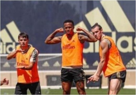 حاشیه‌آفرینی جدید گرت بیل با ژست گلف(عکس)