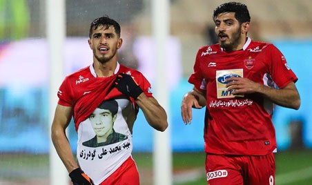 دیدار مهاجم پرسپولیس با خانواده شهید علی علیپور