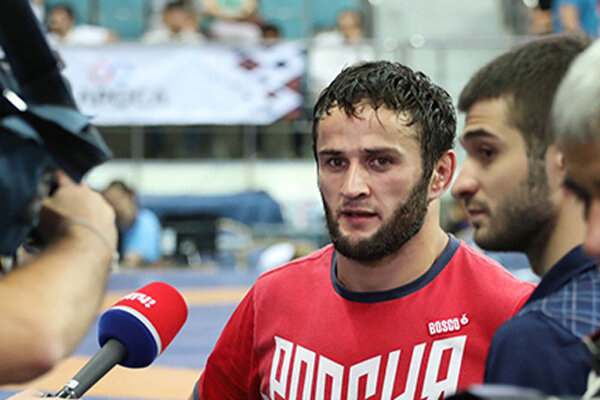 آزادکار عنواندار روس به وزن حسن یزدانی میآید