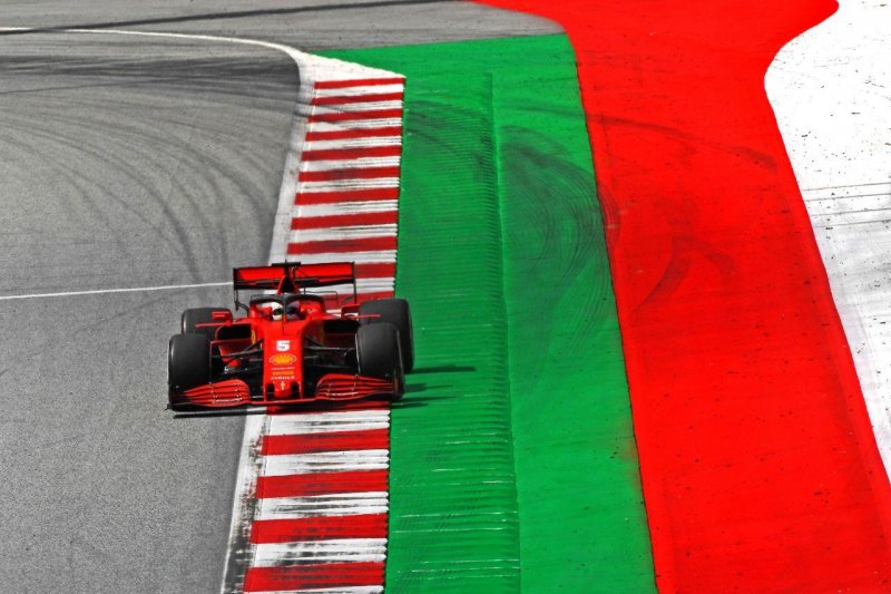 راننده ایرانی با پرچم قرمز متوقف شد