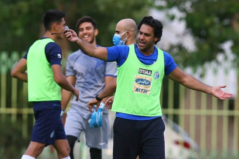 هافبک راست استقلال جلوی شهرخودرو کیست؟