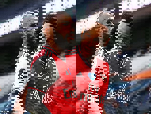 1518306