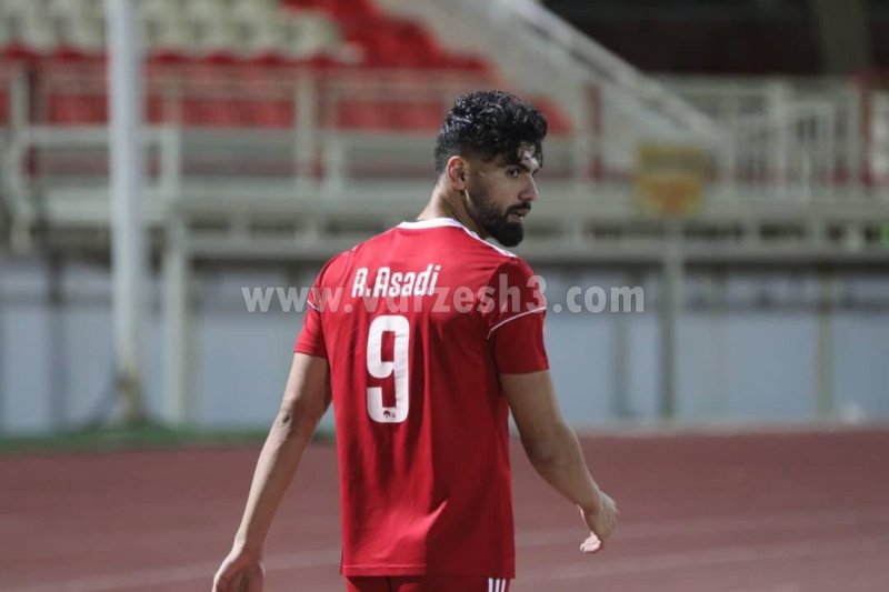 اخراج عجیب رضا اسدی با دو هند (عکس)