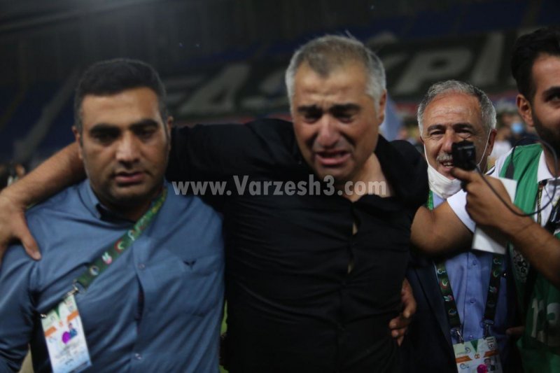 مشتها و اشکها؛مردی که به زانو درآمد(عکس)