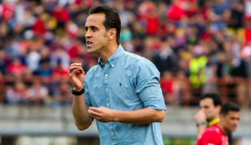 علی کریمی پای میز مذاکره با تراکتور