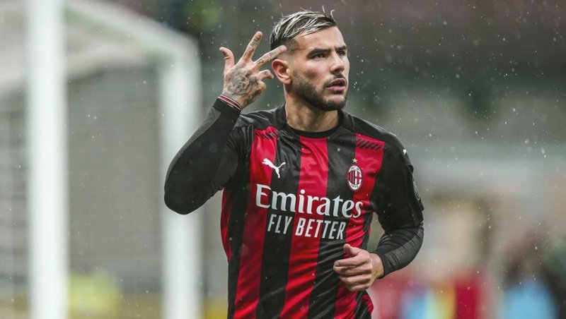 چراغ سبز ستاره میلان برای ماندن؛ فقط با چند کلمه