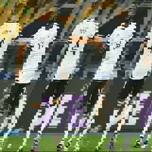 1535618