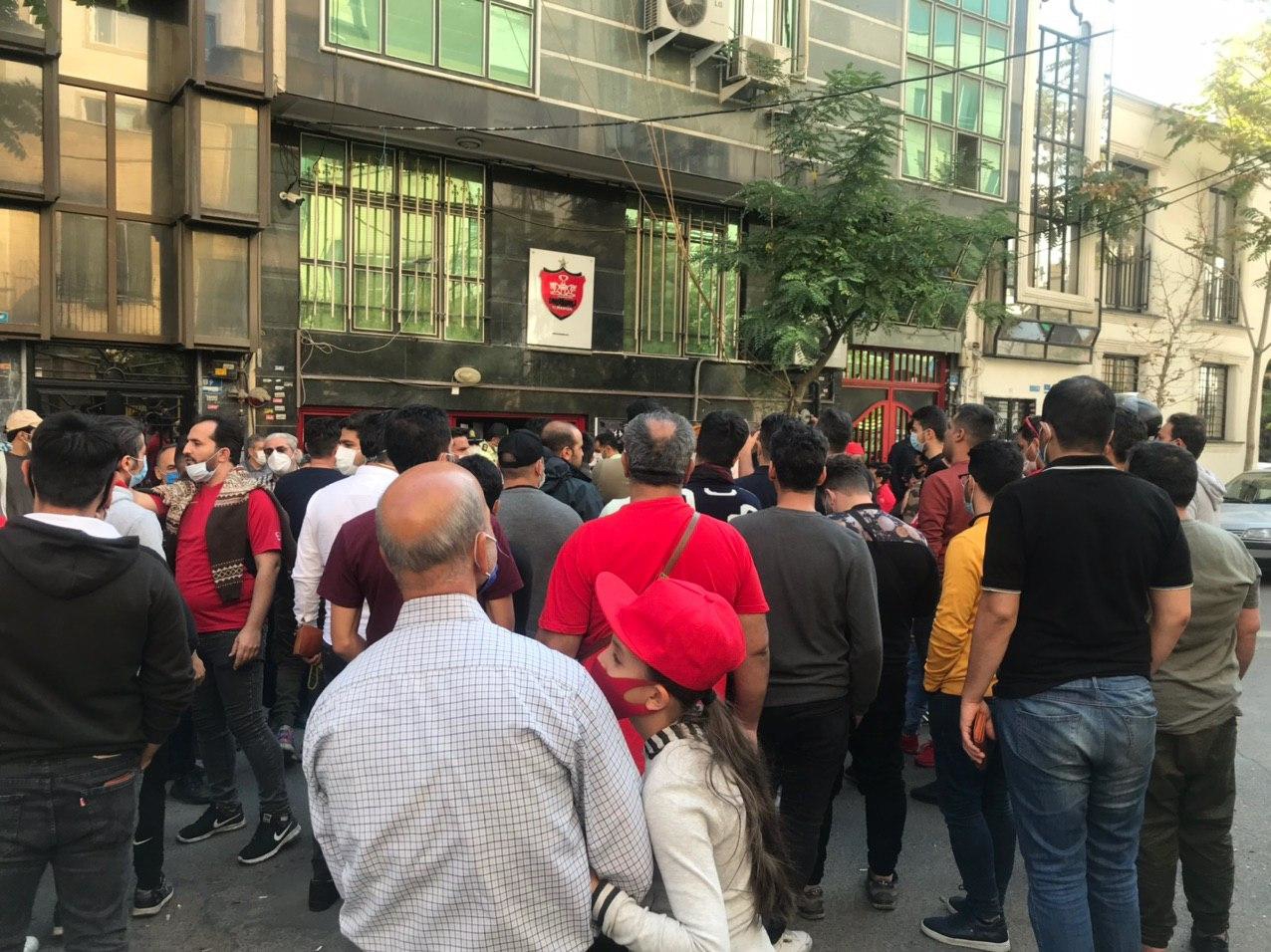 تجمع هواداران و طرفداران پرسپولیس مقابل باشگاه