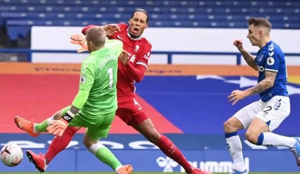 آلن شیرر: داور و VAR باید پیکفورد را اخراج می‌کرد