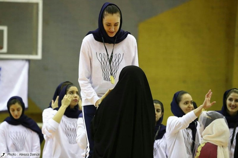 دختر آسمانخراش ترکمنستانی در راه تهران