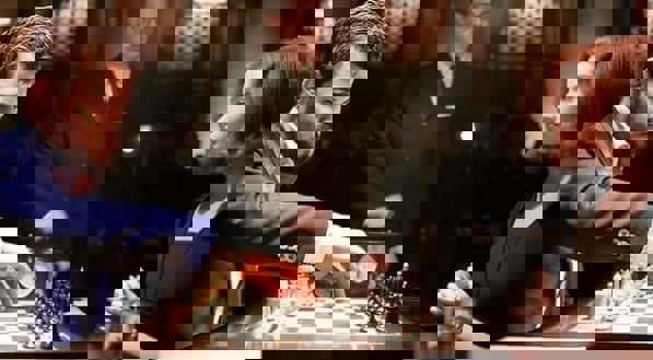 مرد اول شطرنج جهان مقابل دختر محبوب نت فلیکس!