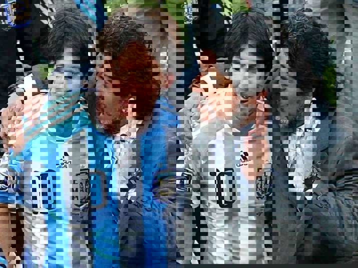 ملاقات اول مارادونا-مسی؛ فکرش را هم نمی کنید! (عکس)