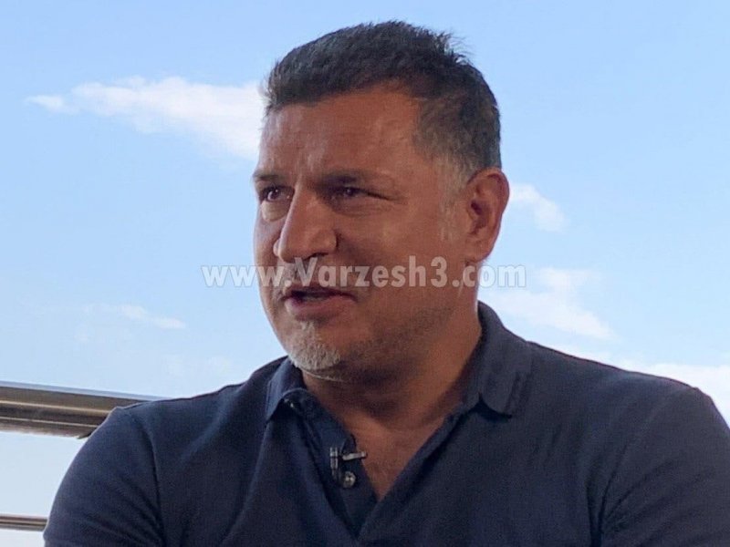 علی دایی با سبیل و کراوات و توپ طلای آسیا (عکس)