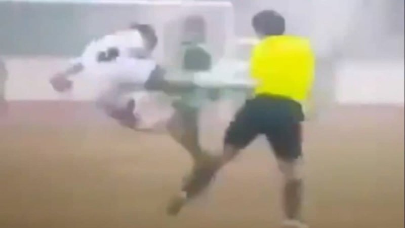 صحنههای باورنکردنی از حمله فوق خشن به داور