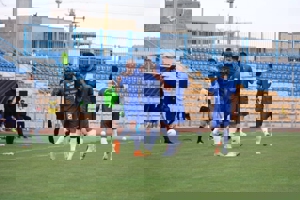 منشا، توپ بازی را به خانه برد