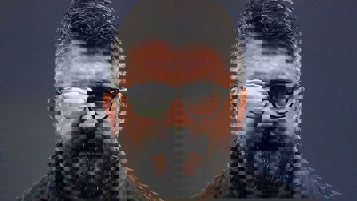 دلیل استفاده جنارو گتوزو از چشم بند چیست؟