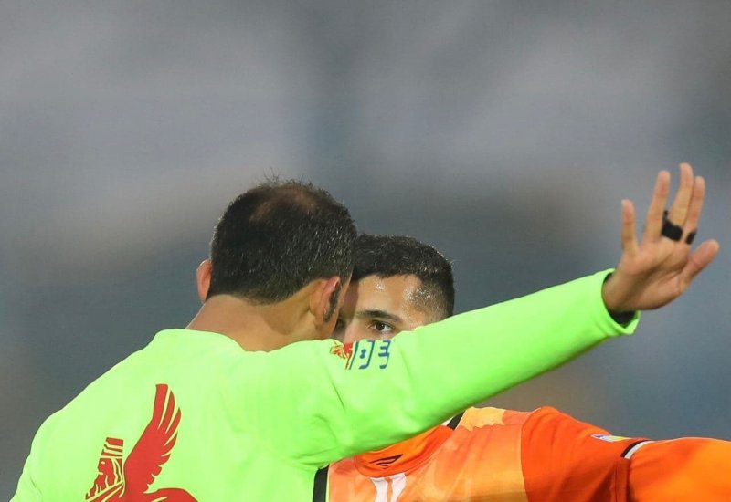 رفتار جنجالی داور بازی با محسن مسلمان (عکس)