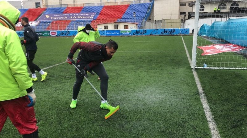 اقدام حامد لک برای آماده سازی چمن شهید وطنی (عکس)