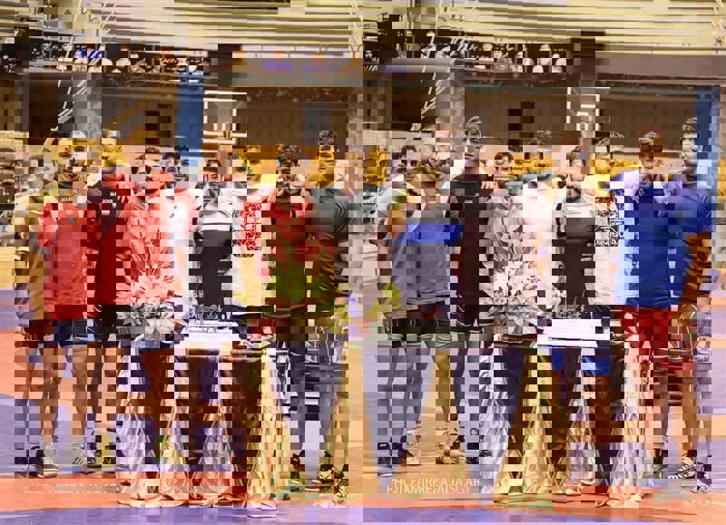 1557048