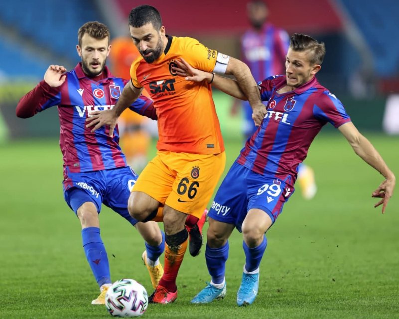 صدرنشینی گالاتاسرای مقابل یاران حسینی