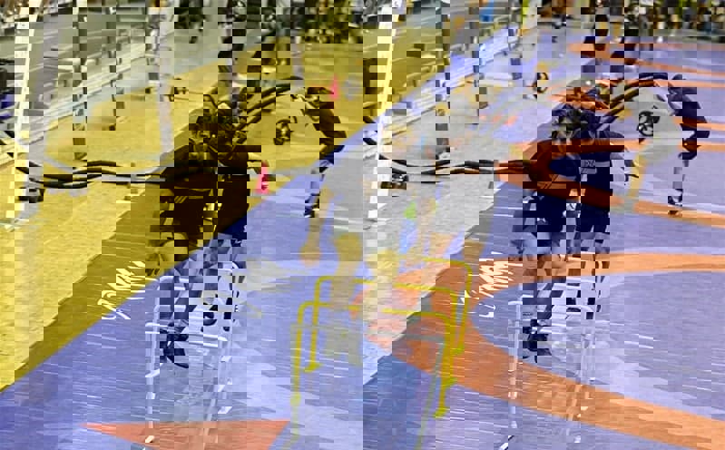 1557518
