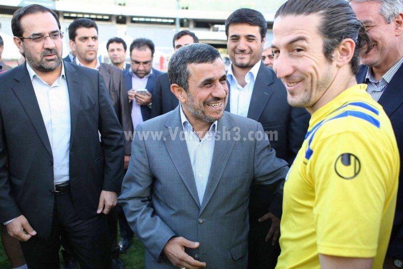 پاسخ کنایهآمیز علی کریمی به احمدینژاد! (عکس)