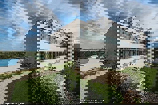 1557946