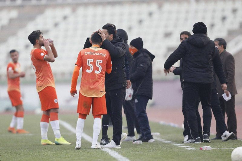 تصویر ویژه از یک نارنجیپوش مقابل آبادانیها