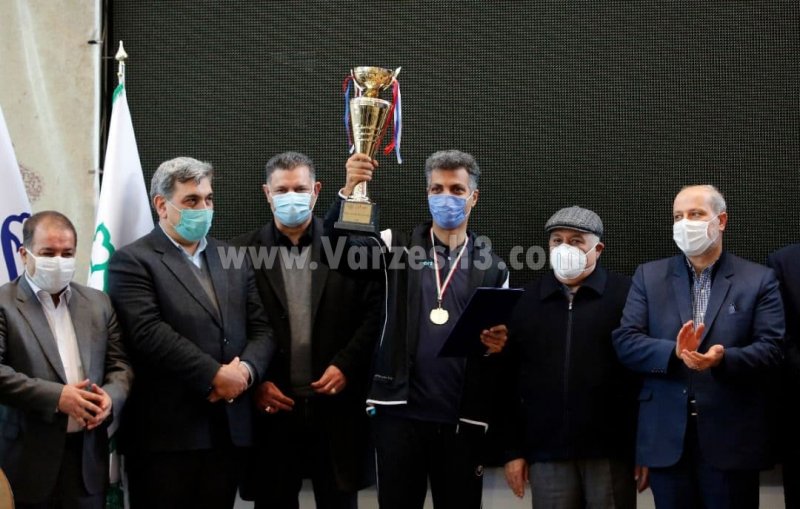 فردوسیپور جام قهرمانی را از دستان علی دایی گرفت