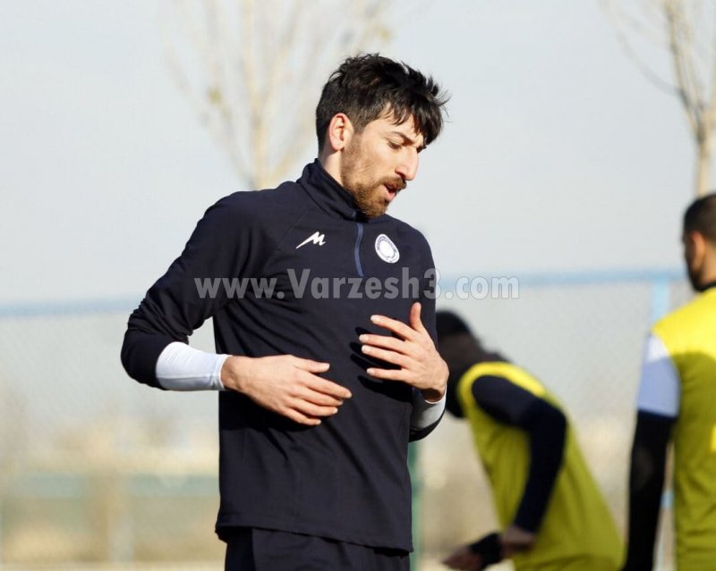 تبریزی روی دست منشا بلند میشود