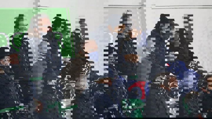 1560798