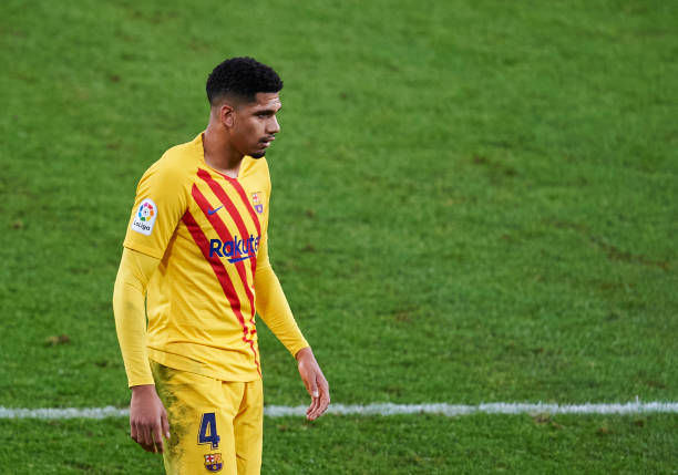 بدشانسی مدافع بارسا؛ مصدومیت هنگام گرم کردن 