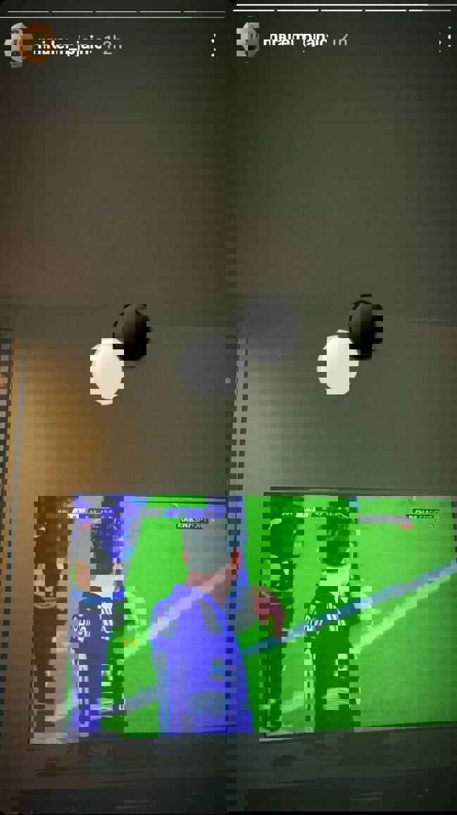 1561563