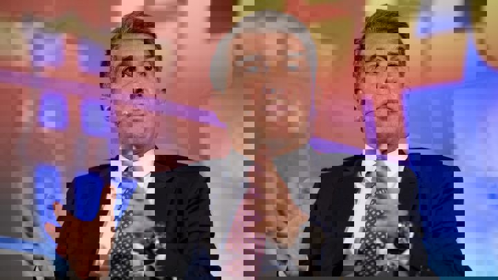 1562230