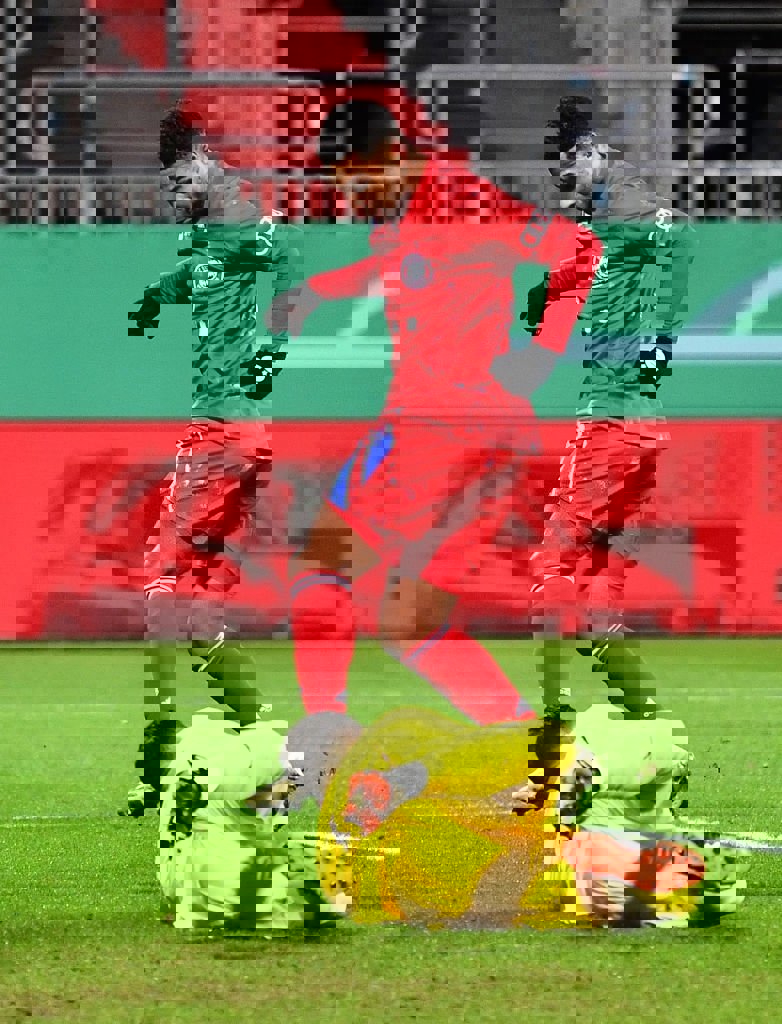 1562369