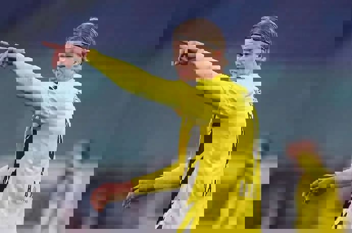 1562443