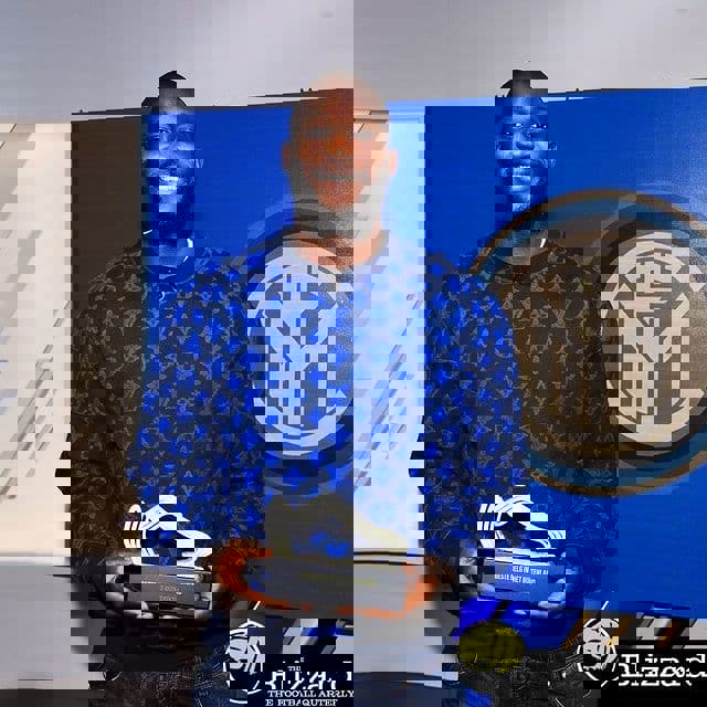 1562572
