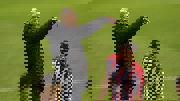 1562677