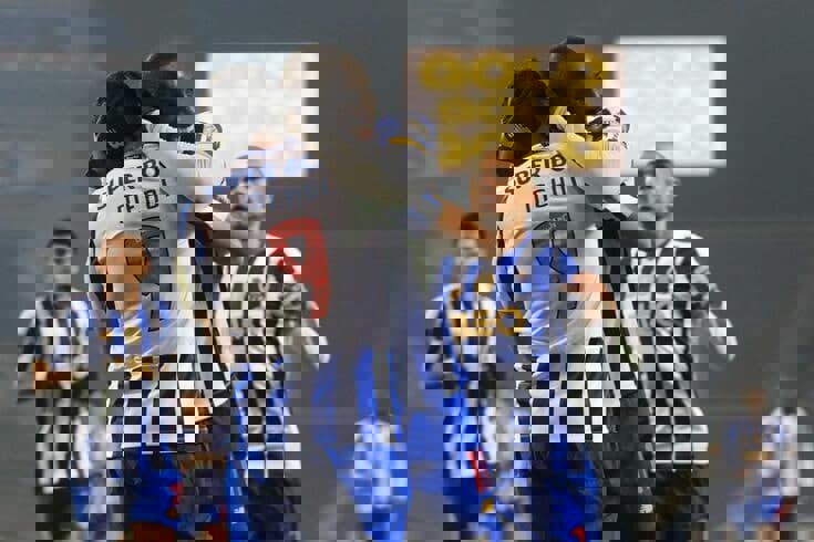 1563212