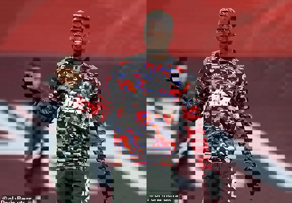 1563401