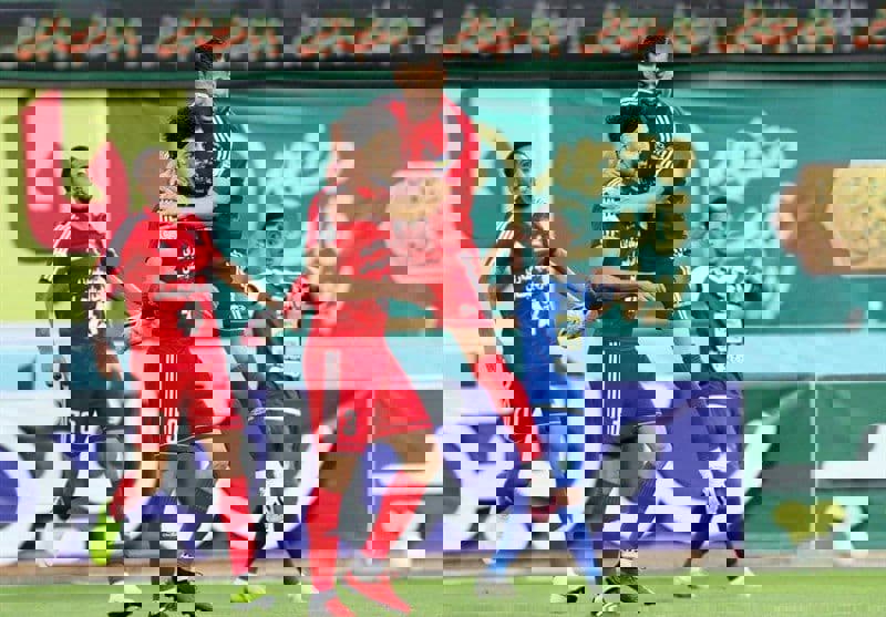 1563612
