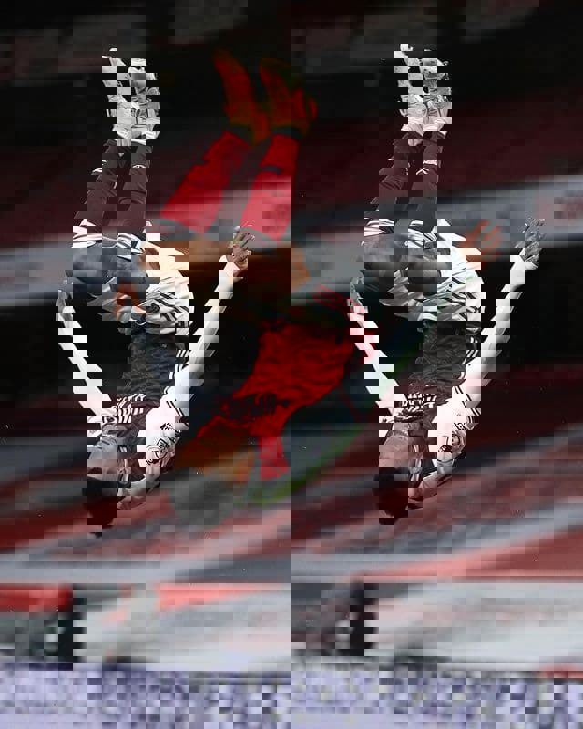1563958