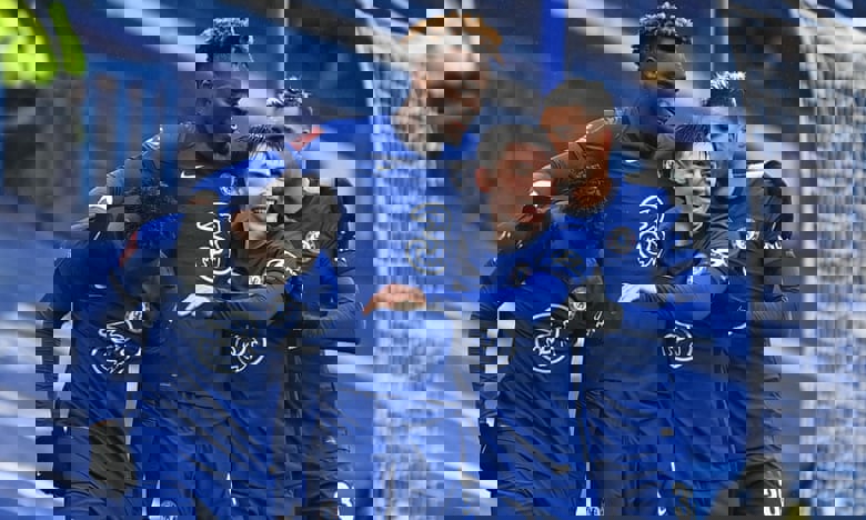 1565607