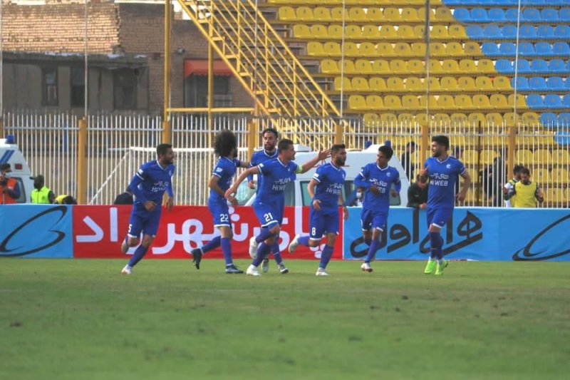 بازیکنان استقلال را با وساطت به هتل راه دادند!