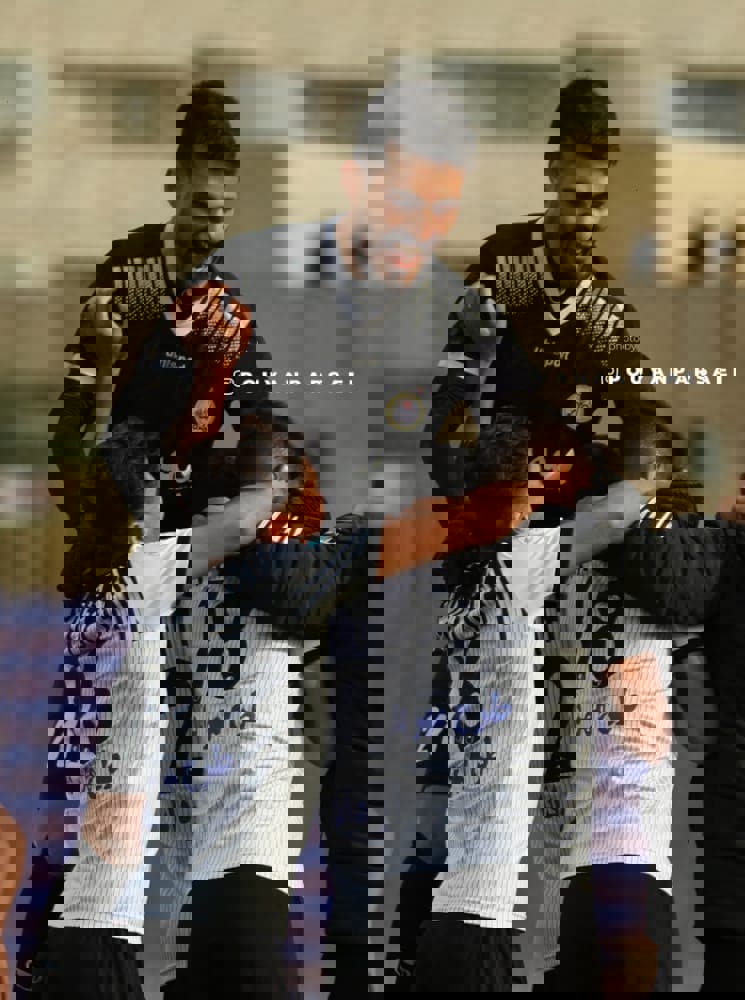 1567885