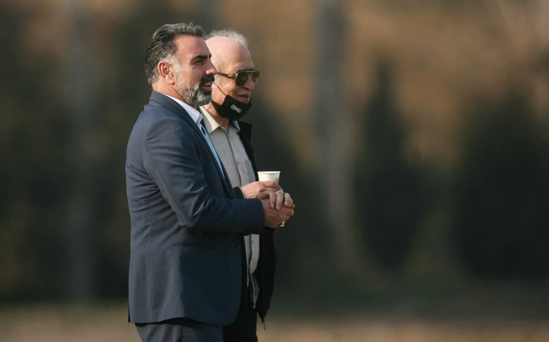 سرمربی استقلال با کت و شلوار در محل تمرین(عکس)