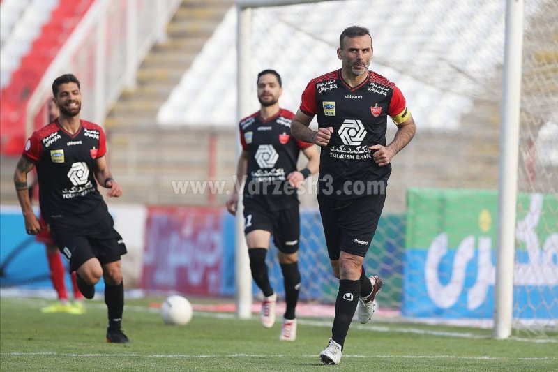 تقدیم برد برابر تراکتور به انصاریان در رختکن (عکس)