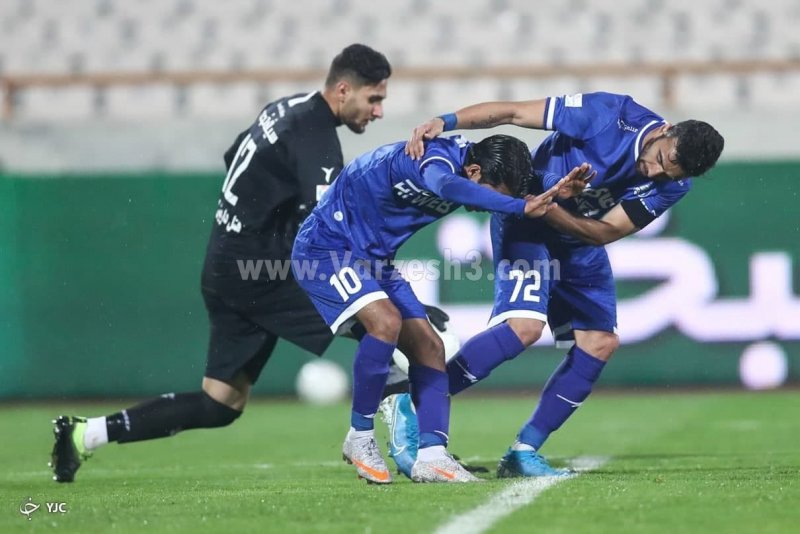 پرده تازه در استقلال؛ غذای پرسی و زمین شیشهای